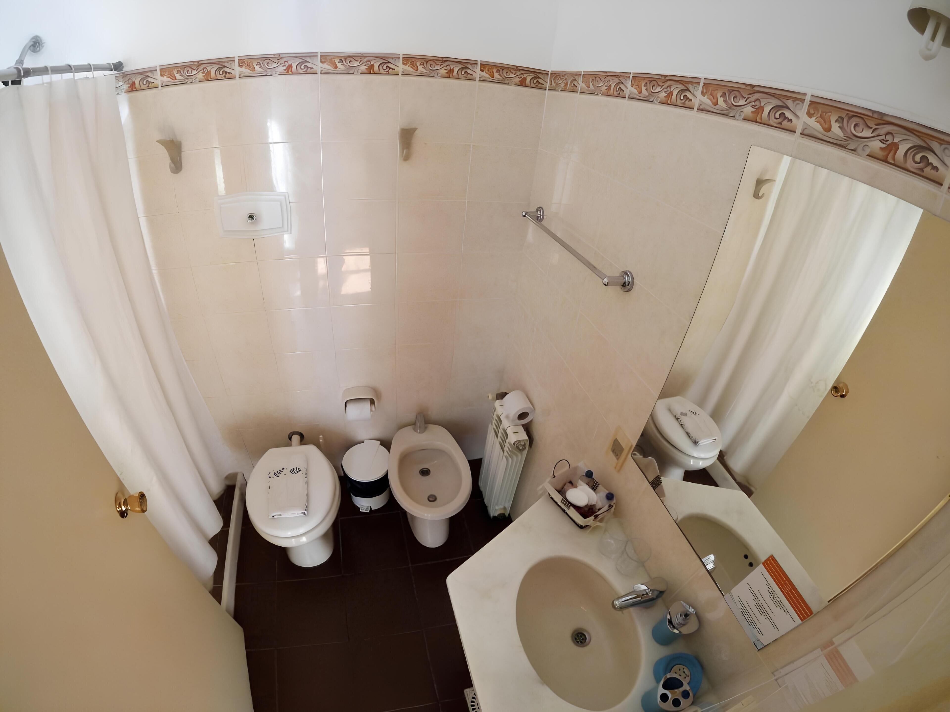 shower, rainfall showerhead, free toiletries, towels