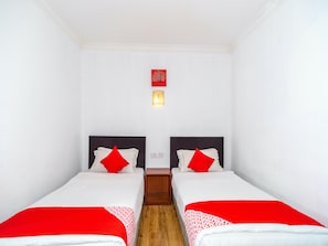 Habitación estándar con 2 camas individuales | Escritorio, wifi gratis y ropa de cama 