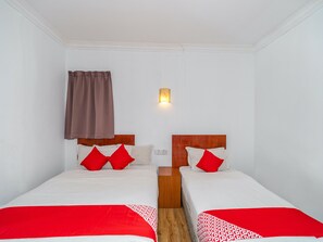 Deluxe Triple Room | Desk, free WiFi, bed sheets