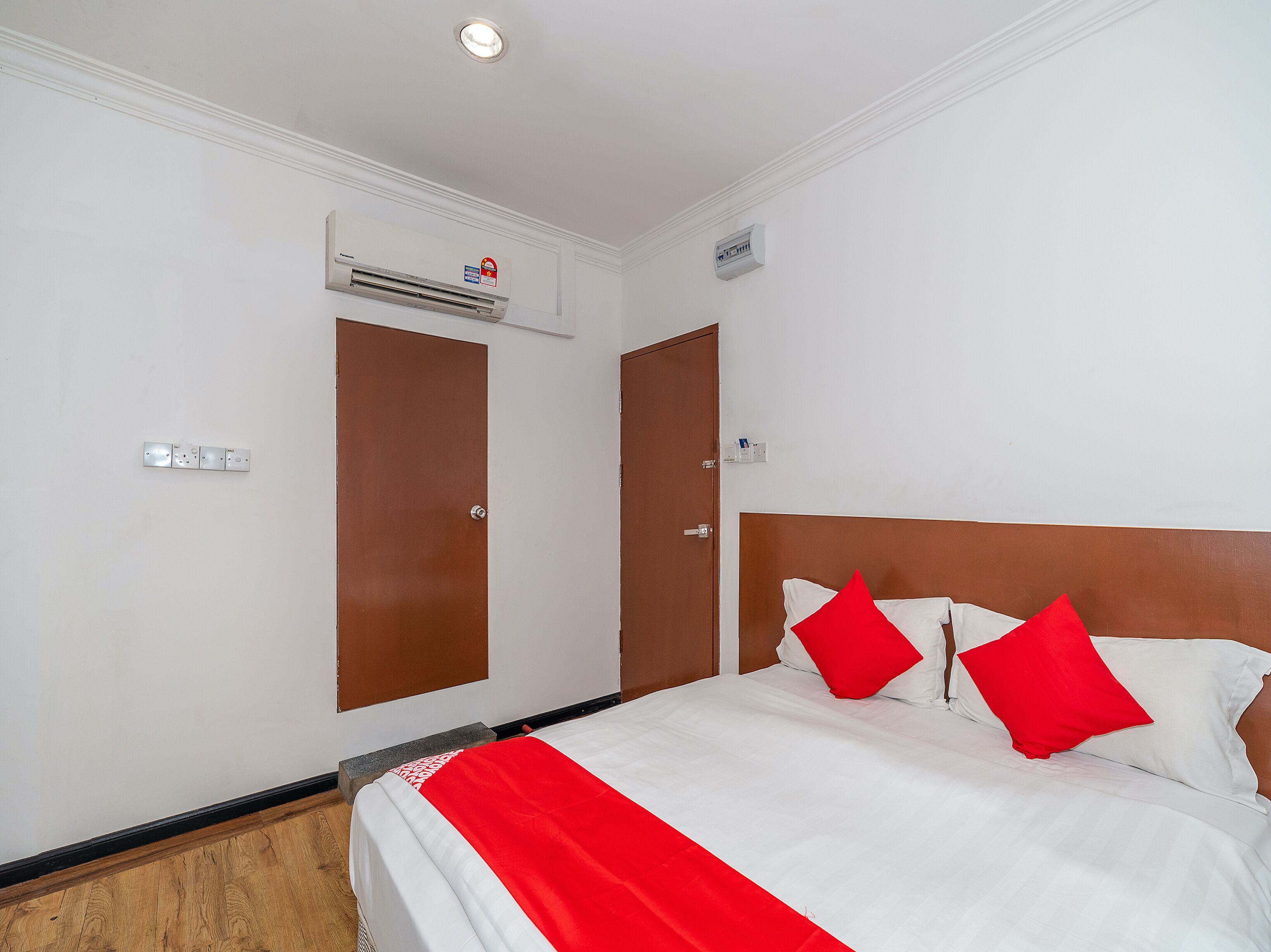 Desk, free WiFi, bed sheets
