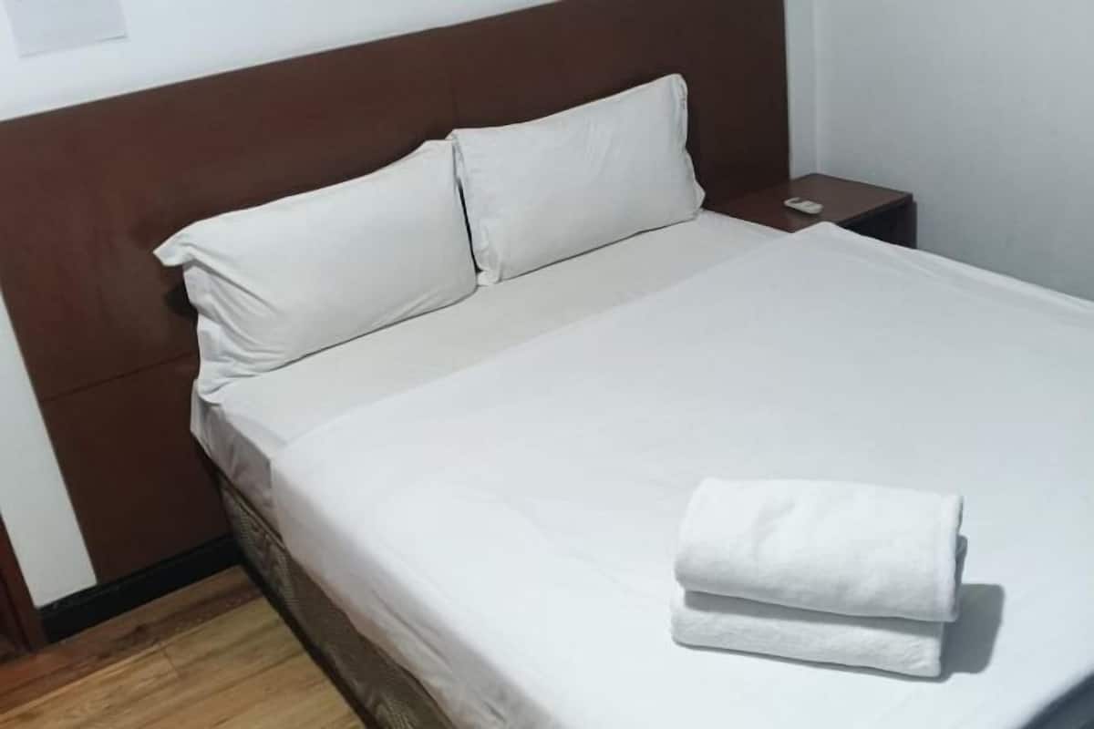 Escritorio, wifi gratis y ropa de cama