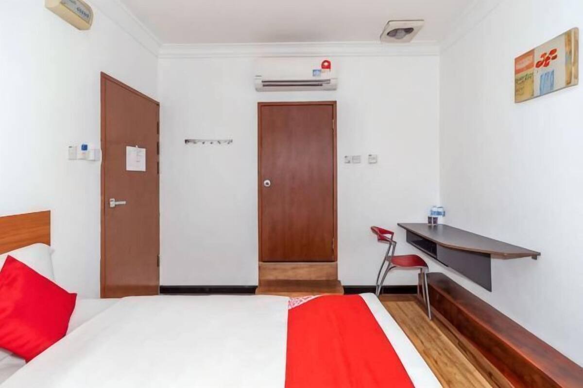 Een bureau, gratis wifi, beddengoed