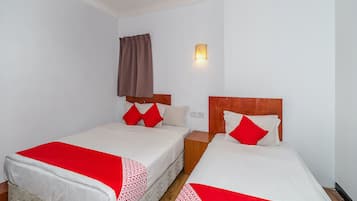 Deluxe Triple Room | Desk, free WiFi, bed sheets