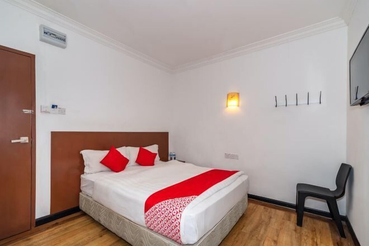Een bureau, gratis wifi, beddengoed