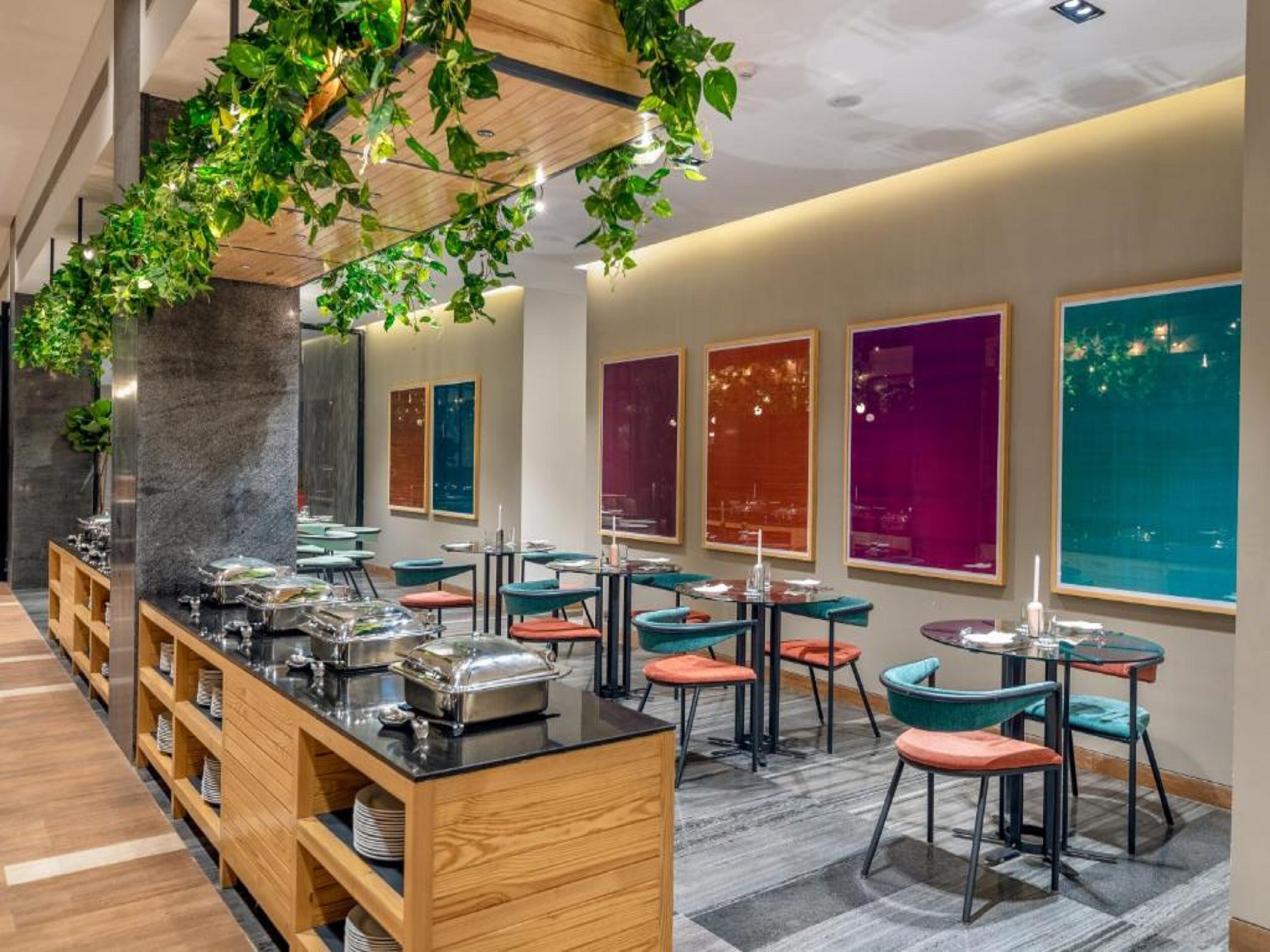 Zona pranzo moderna con buffet, arredi in legno e ampie finestre con vista sulla città.