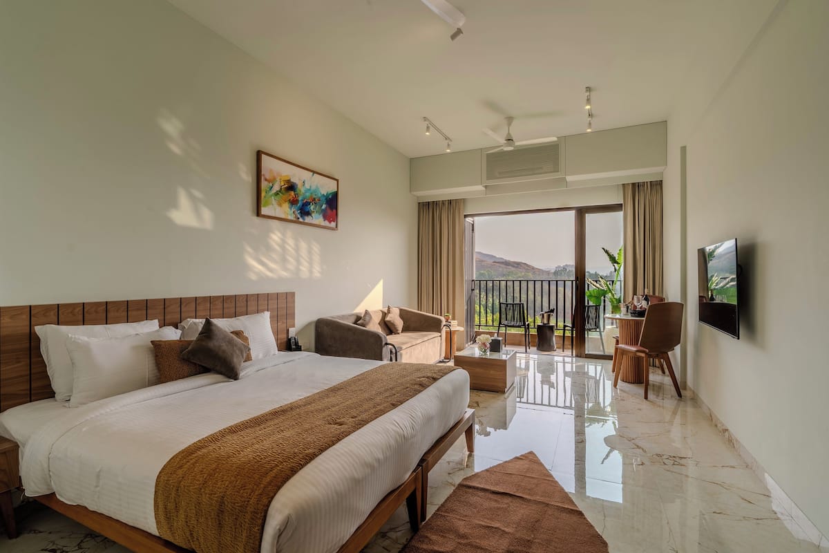 Studio With Golf View, 513 sqft, at Iconic | 1 bedroom, minibar, in-room safe, individually decorated