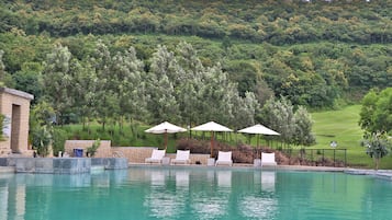 Piscina all'aperto, lettini