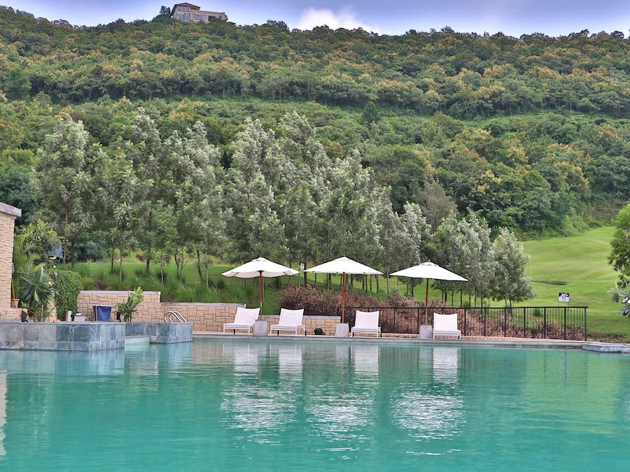 Utomhuspool och solstolar