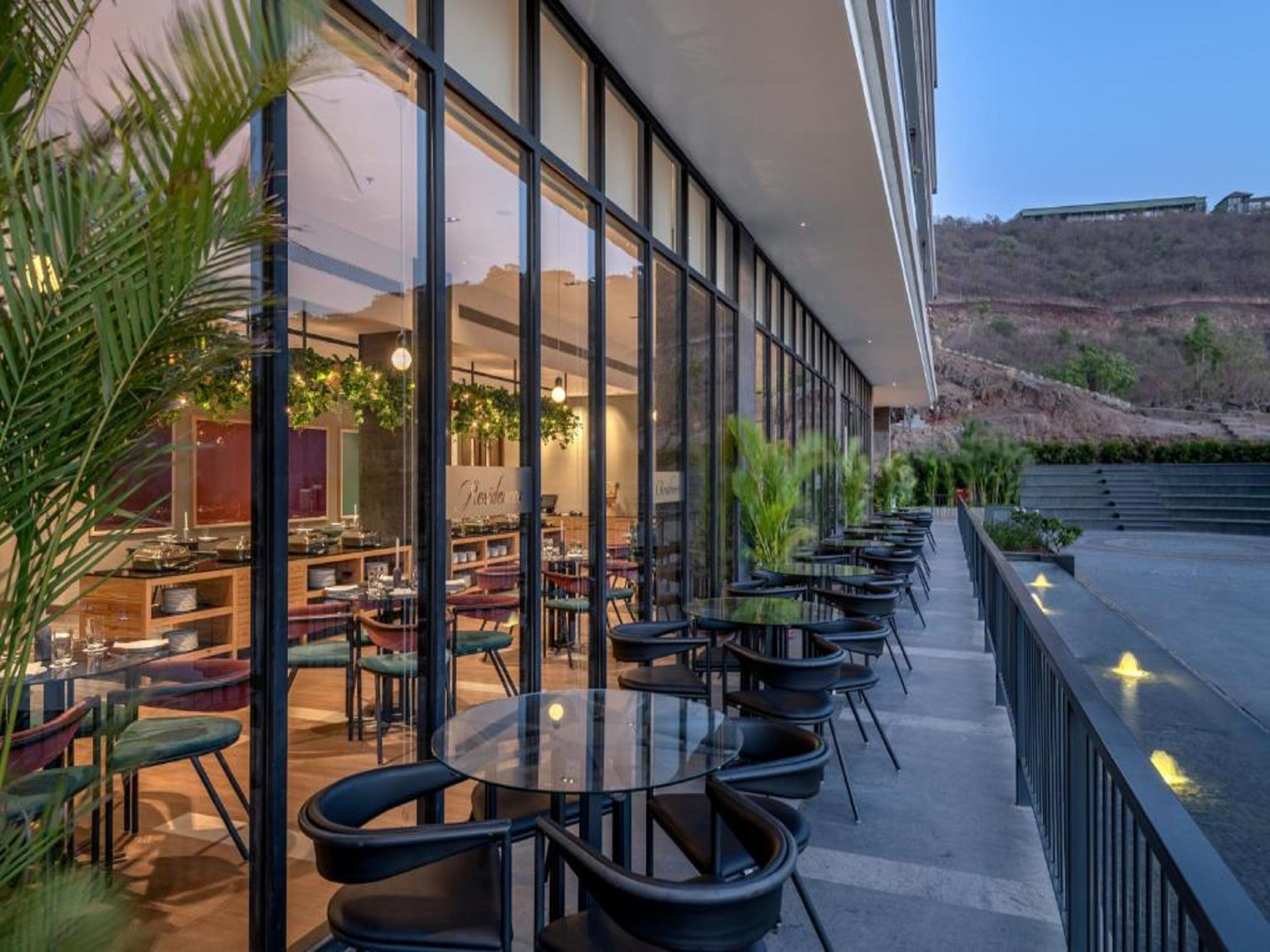 朝食、  ランチに営業