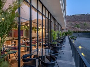 Petit déjeuner et déjeuner servis sur place