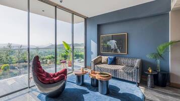 Suite Premium | Minibar, caja fuerte, escritorio y sistema de insonorización