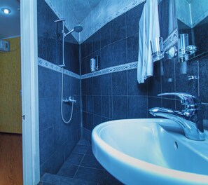 Economy Single Room | Bathroom | Spring water tub, rainfall showerhead, free toiletries, hair dryer - Hotel Irmeni (Tbilisi)