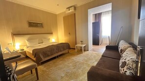 Minibar, brankas, meja kerja, dan kedap suara