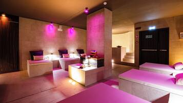 Een sauna, een bubbelbad, een stoombad, een Turks bad/hammam