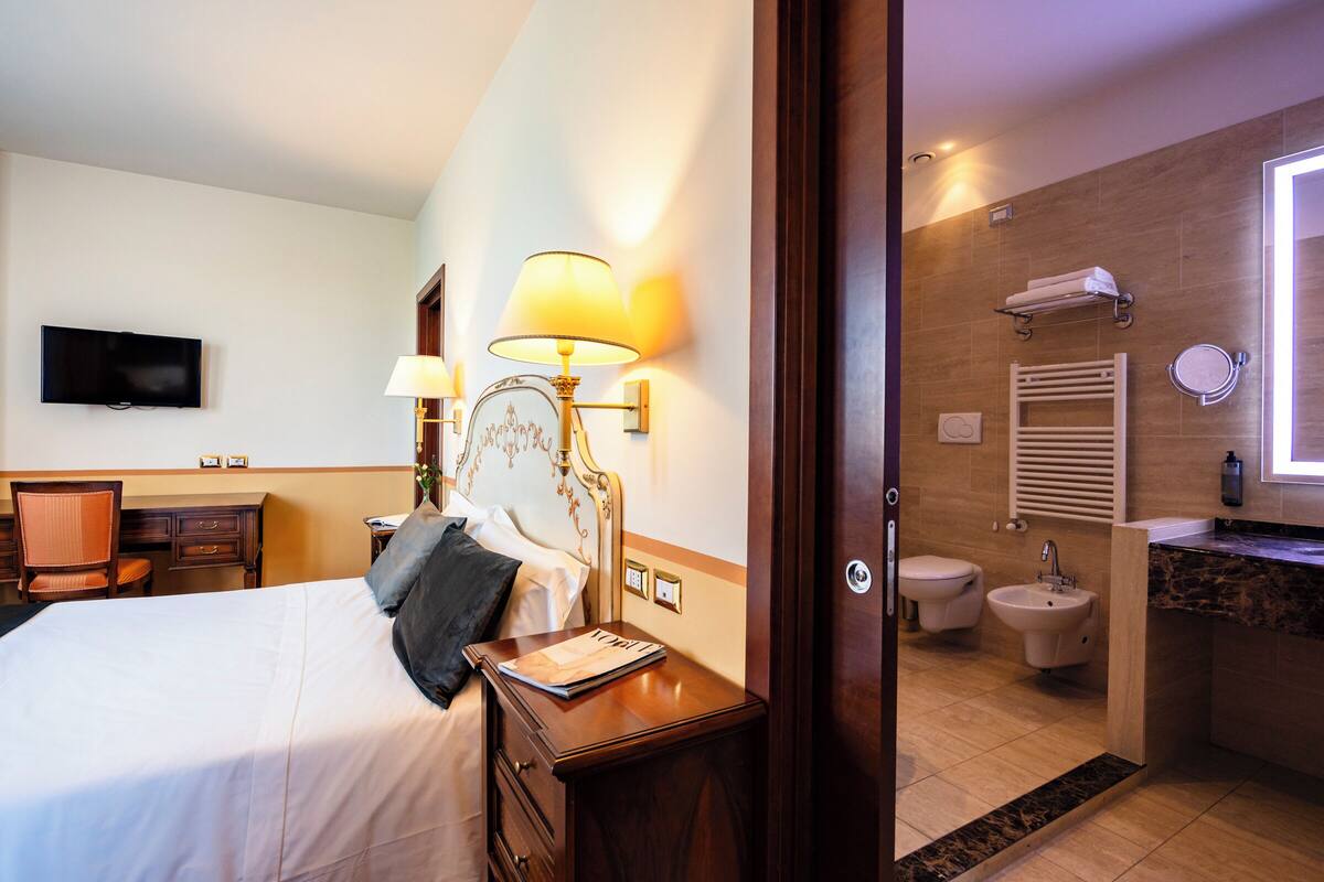 suite firenze | down duvets, minibar, in-room safe, desk