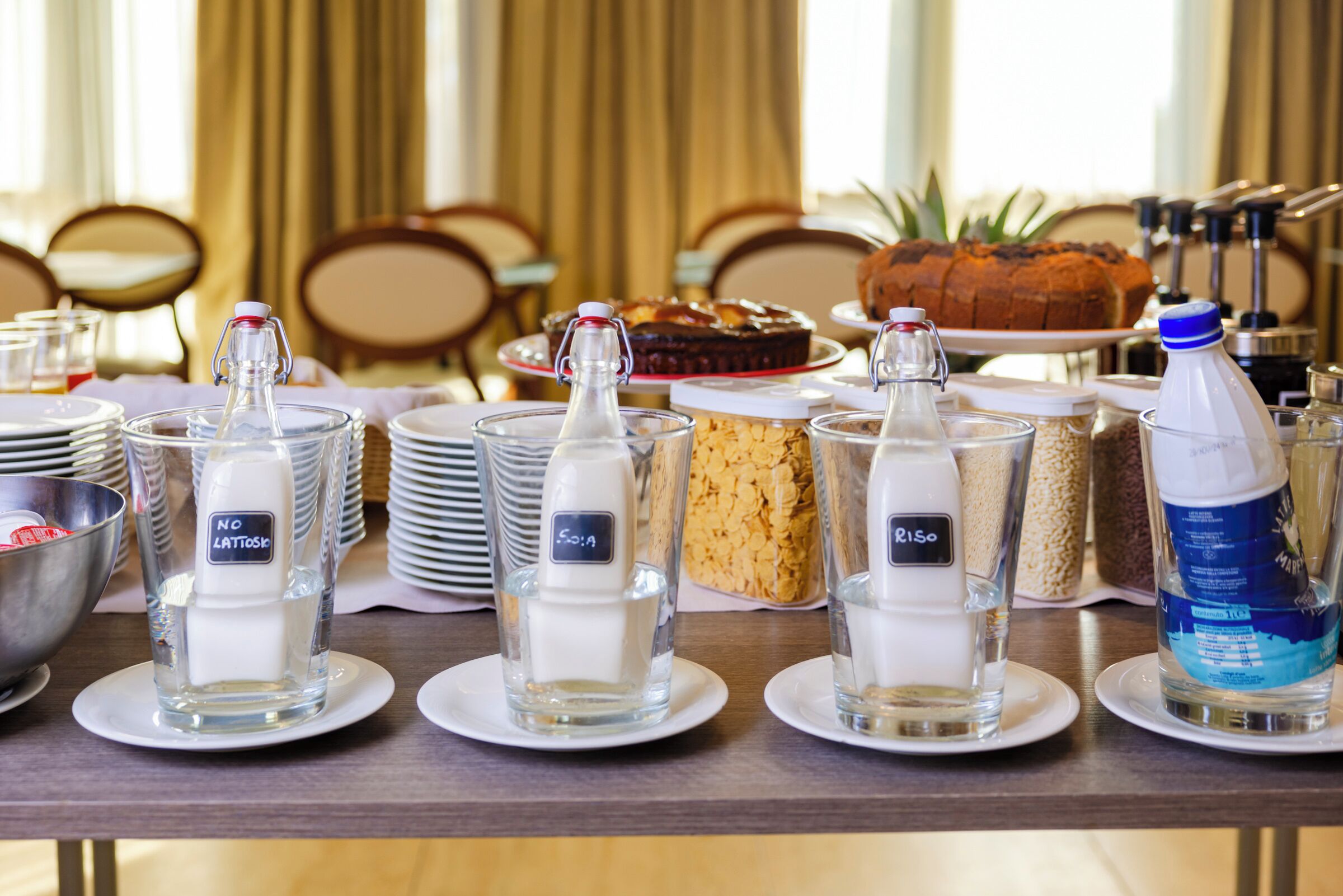 Una mesa de buffet con diversos alimentos y salsas.
