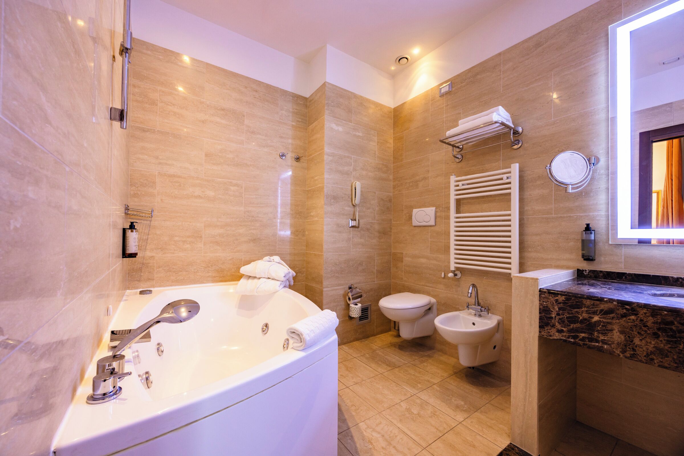 suite firenze | bathroom | shower, rainfall showerhead, free toiletries, hair dryer