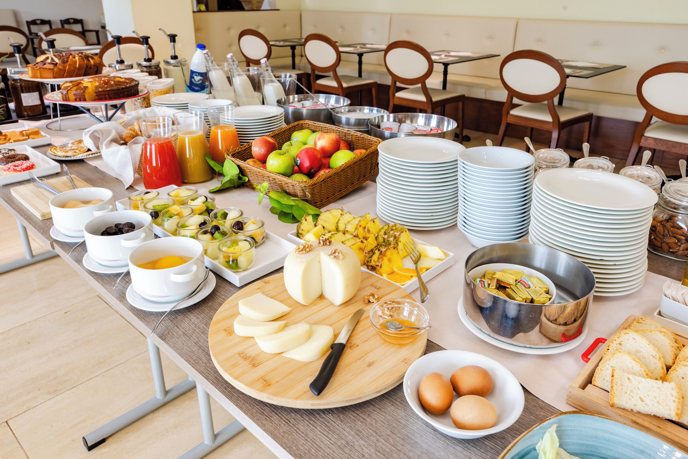Petit déjeuner buffet (8 EUR par personne)