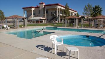 Kolam renang outdoor musiman, dengan payung kolam renang