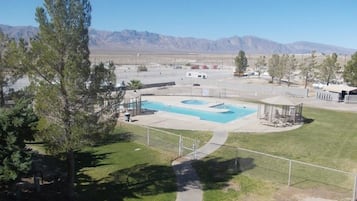 Sæsonbestemt udendørs pool, parasoller, liggestole