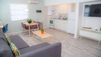 1 Bedroom Suite 2 Queen | Cuisine privée | Micro-ondes, cafetière/bouilloire, grille-pain, serviettes en papier