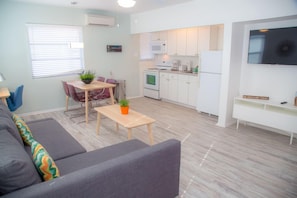 1 Bedroom Suite 2 Queen | Cozinha privada | Micro-ondas, cafeteira/chaleira, torradeira, toalhas de papel