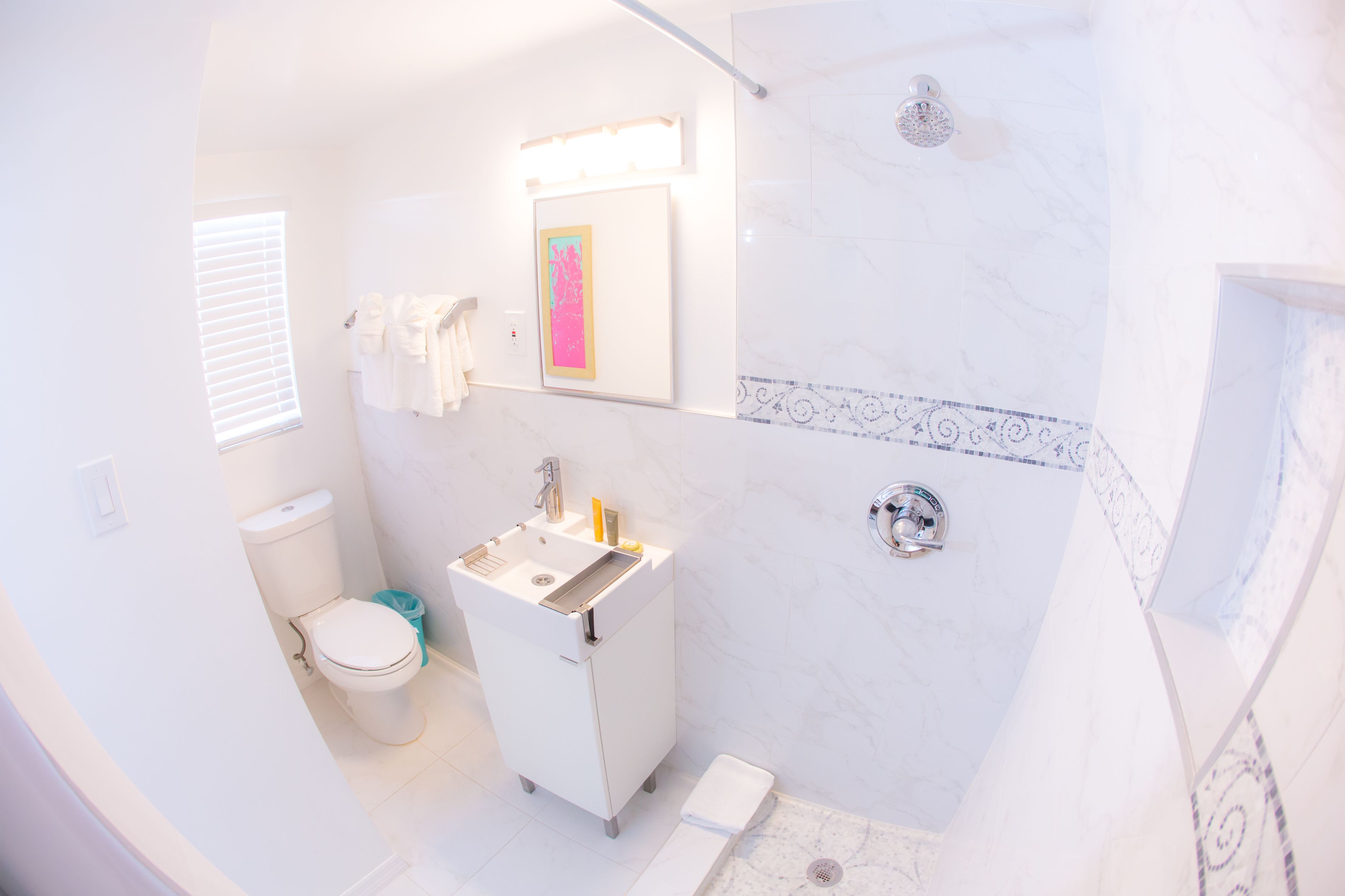 Un baño con inodoro, lavamanos y ducha.