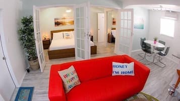 1 Bedroom Suite King | ๊ฐ์ค ๋ด ๊ธ๊ณ , ๊ฐ๊ฐ ๋ค๋ฅธ ์คํ์ผ์ ์ธํ
๋ฆฌ์ด, ๊ฐ๊ฐ ๋ค๋ฅด๊ฒ ๊ฐ๊ตฌ ๋น์น, ์๋ง ์ปคํผ