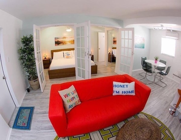 1 Bedroom Suite King | In-room safe, individually decorated, individually furnished - St Pete Beach Suites (St. Pete Beach)