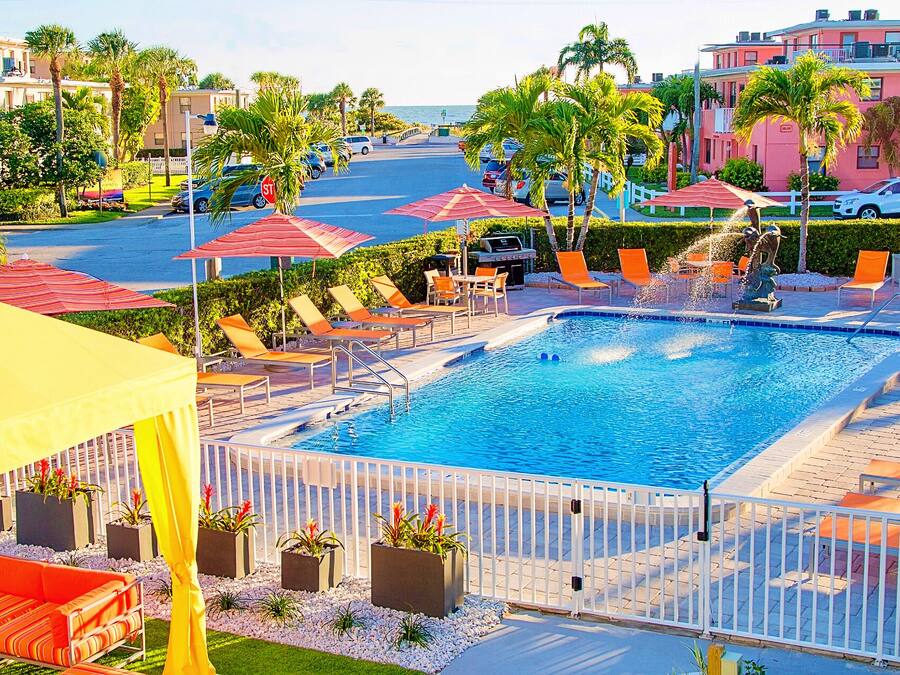 2 buitenzwembaden, een verwarmd zwembad en gratis zwembadcabana's