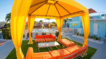 2 outdoor pools, a heated pool, free pool cabanas, pool umbrellas