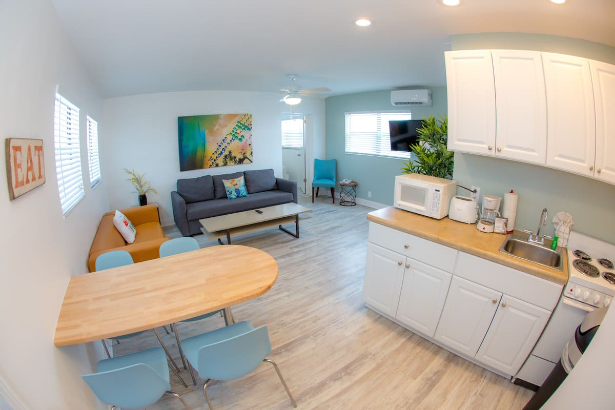 1 Bedroom Pool Side Suite 2 Doubles | Baño | Artículos de higiene personal gratuitos, secador de pelo y toallas