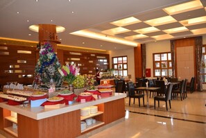 Free daily full breakfast - Golden Peacock Resort Hotel (Beira)