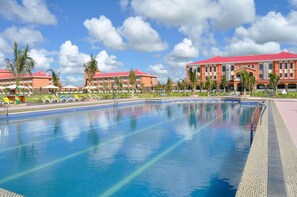 Outdoor pool - Golden Peacock Resort Hotel (Beira)