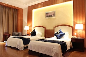 Basic Twin Room | Minibar, in-room safe, desk, soundproofing - Golden Peacock Resort Hotel (Beira)