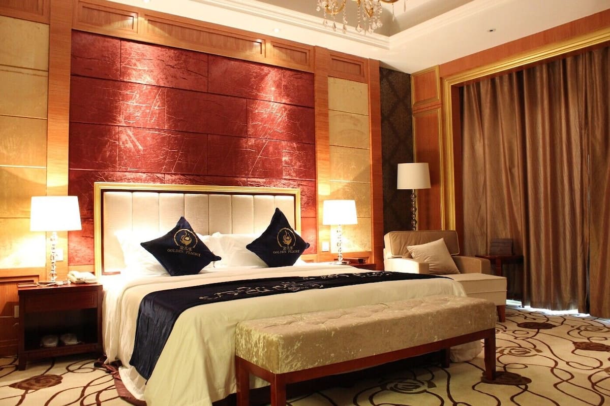 Deluxe suite | 1 slaapkamer, een minibar, een kluis op de kamer, een bureau
