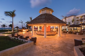 7 restaurants, breakfast, lunch, dinner served; international cuisine