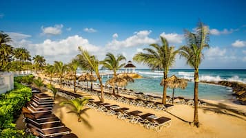 Playa privada, playa de arena blanca, camastros y sombrillas