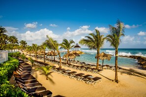 Private beach, white sand, sun loungers, beach umbrellas - Hyatt Ziva Rose Hall - All Inclusive (Montego Bay)