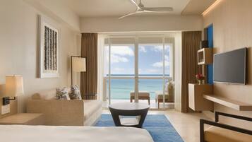 Ocean Front Junior Suite King | Ropa de cama de alta calidad, edredón, camas con pillow-top y minibar