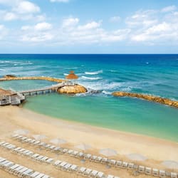 Spiaggia privata, sabbia bianca, lettini da mare, ombrelloni