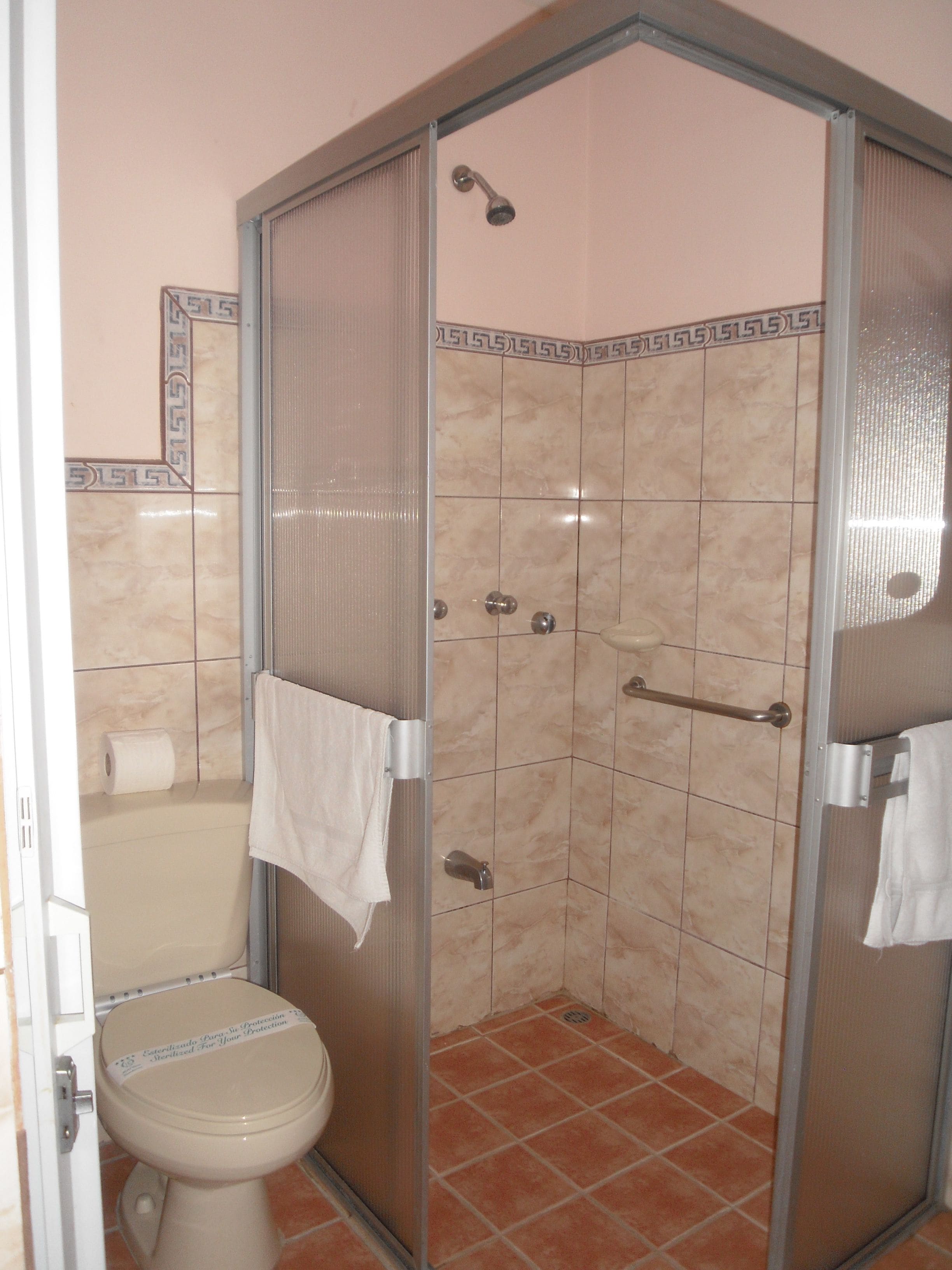 standard double room | bathroom | combined shower/bathtub, rainfall showerhead, hair dryer, towels