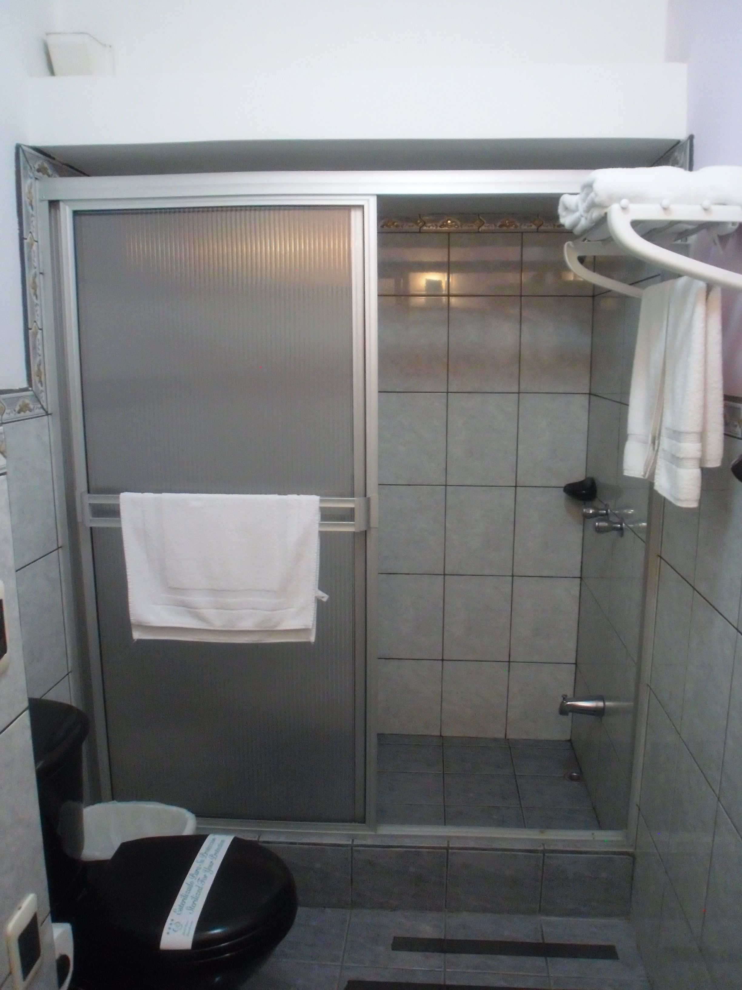 standard triple room | bathroom | combined shower/bathtub, rainfall showerhead, hair dryer, towels