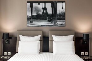 Premium bedding, pillowtop beds, in-room safe, desk - AC Porte Maillot Hotel (Paris)