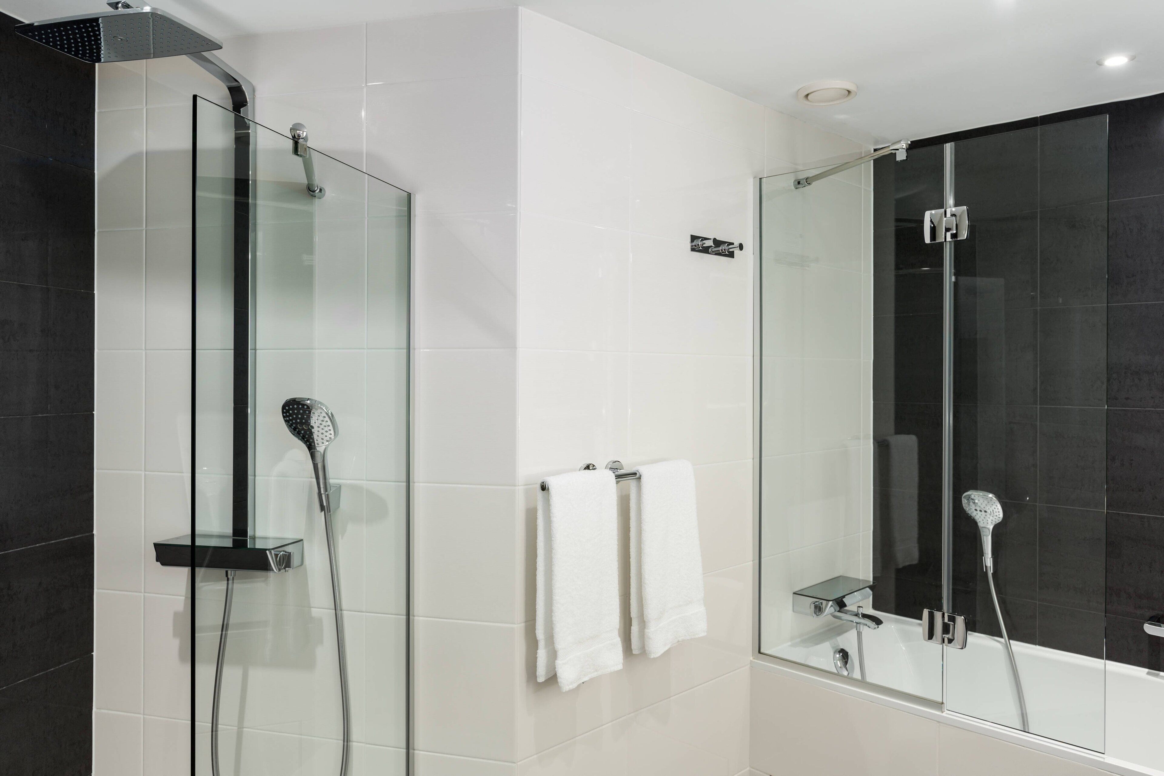 Regendusche, kostenlose Toilettenartikel, Haartrockner, Handtücher