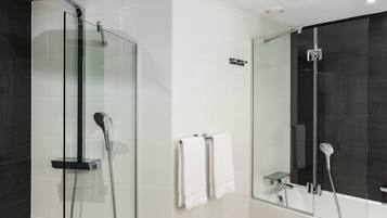 Regendusche, kostenlose Toilettenartikel, Haartrockner, Handtücher