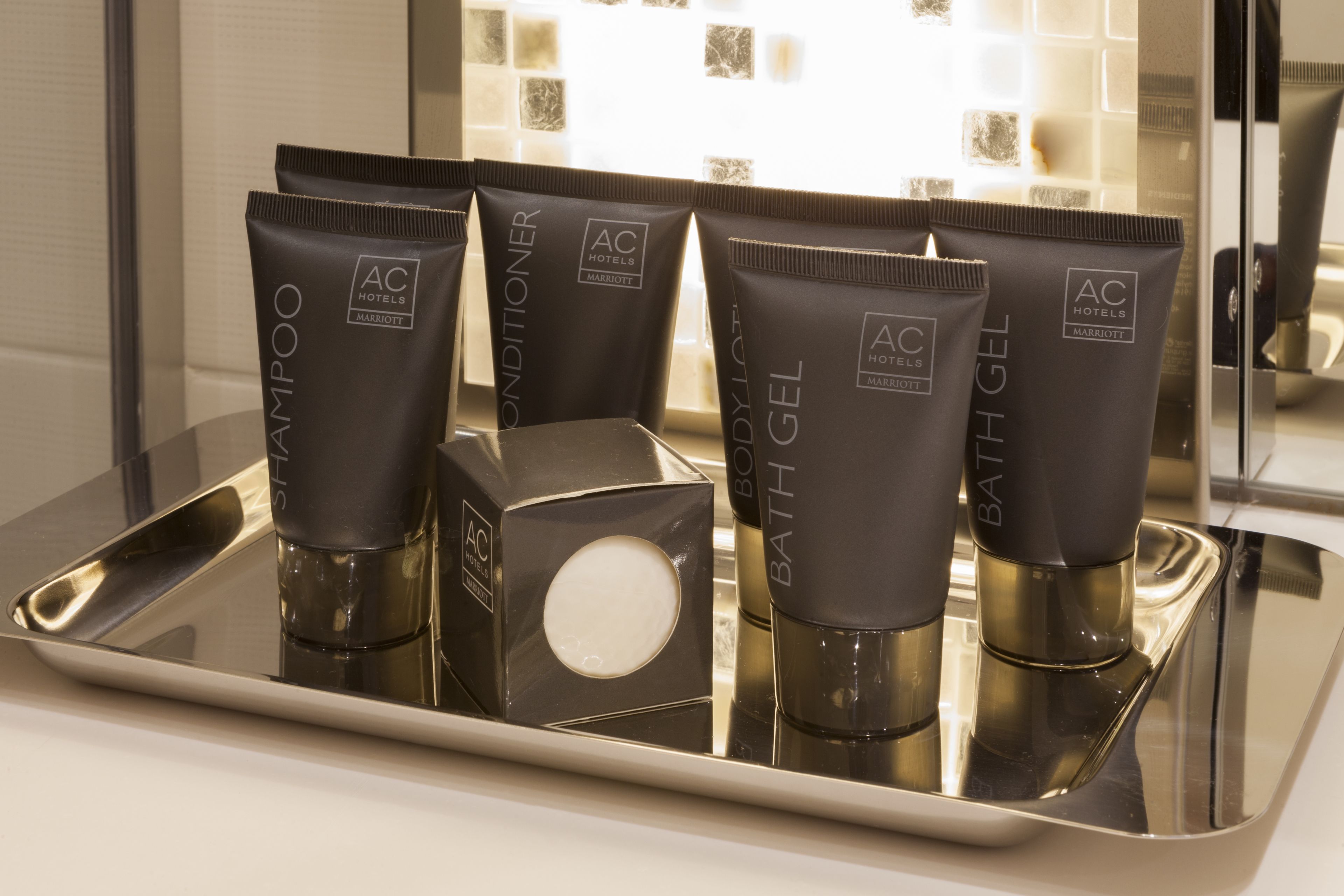 rainfall showerhead, free toiletries, hair dryer, towels