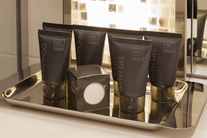 Rainfall showerhead, free toiletries, hair dryer, towels - AC Porte Maillot Hotel (Paris)