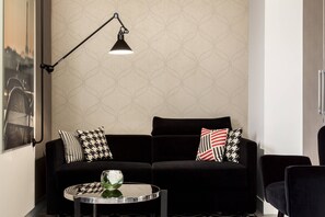 Parisian Suite | Sengetøy av topp kvalitet, senger med overmadrass og safe på rommet