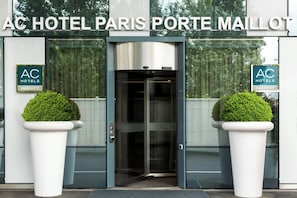 View from property - AC Porte Maillot Hotel (Paris)